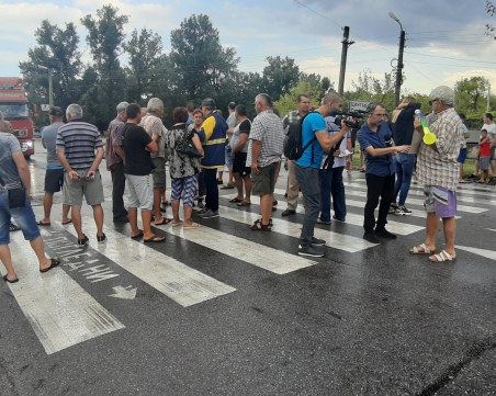 Кметовете от Пазарджишко: Няма да колим прасетата, докато не ни гарантират компенсации