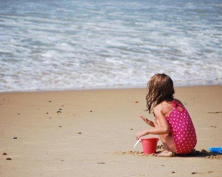 КЗП предупреждава: Детските бански с връзки са опасни!