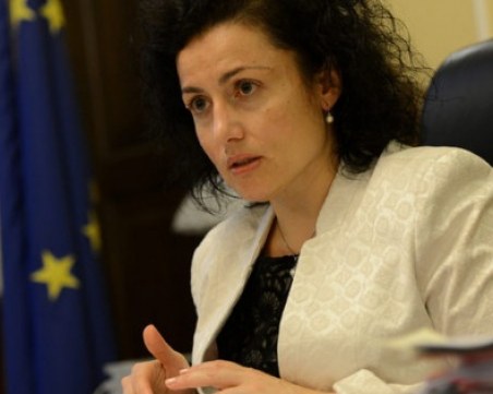 Министър Танева спешно потушава кметския бунт за прасетата