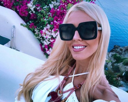Натали Трифонова се глези на остров Санторини