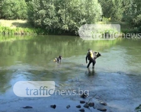 Придошла река повлече две деца в Пловдивско, пожарникари и водолази едва ги спасиха