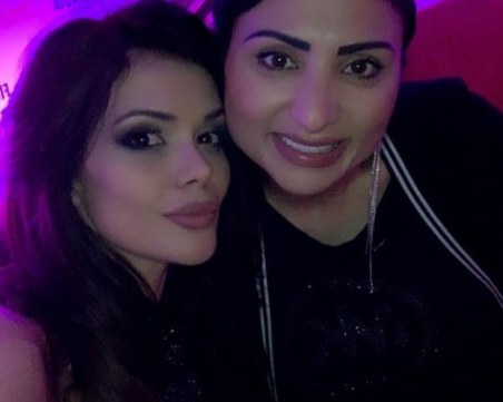 Софи и кумата Преслава купонясват в Приморско