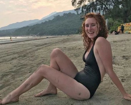 Студентка загина, след като падна от самолет по време на учебно пътуване