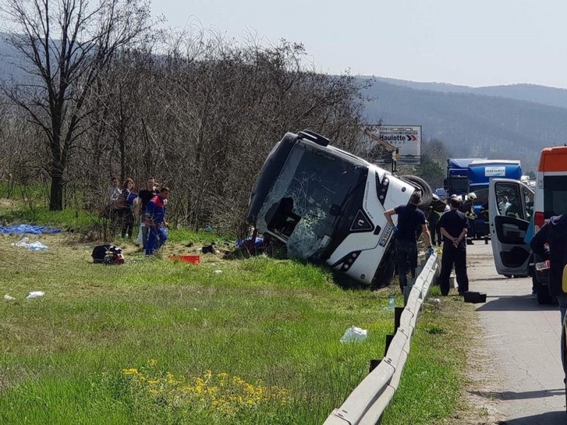 Автобус с туристи катастрофира на път за България, има загинал и ранени