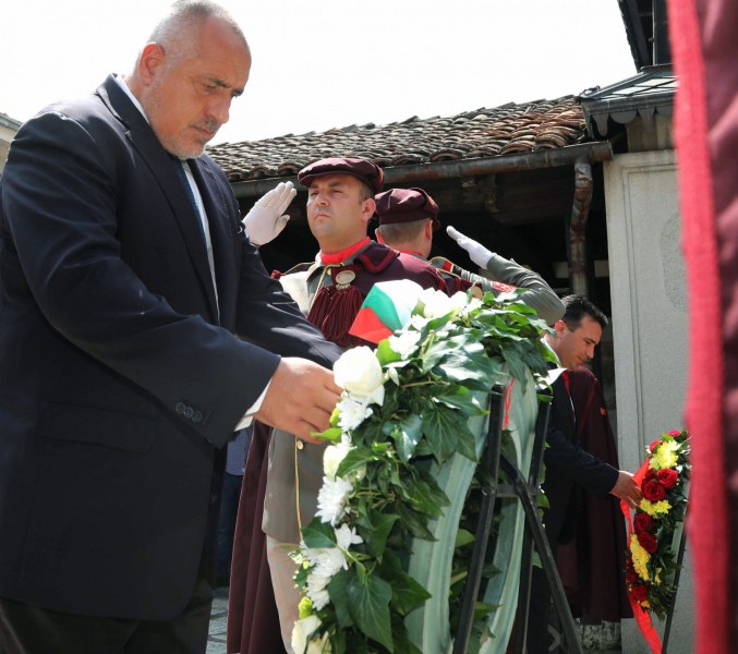 Борисов и Заев откриха паметник в Дойран, взривен преди 53 г.