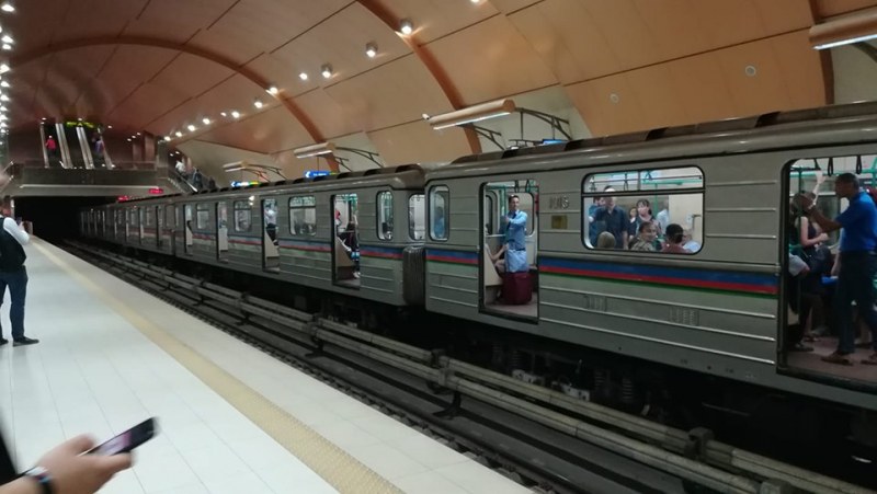 Екшън в столичното метро: Влак потегли с отворени врати