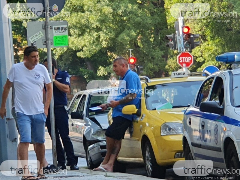 Голф се наниза в такси на възлово кръстовище в Пловдив