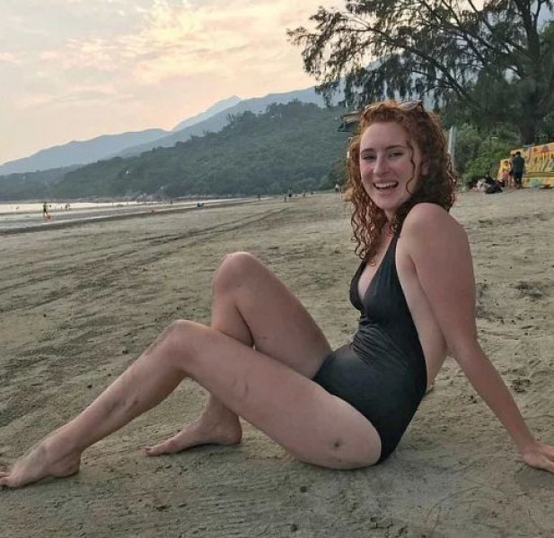 Студентка загина, след като падна от самолет по време на учебно пътуване