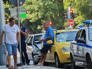 Голф се наниза в такси на възлово кръстовище в Пловдив