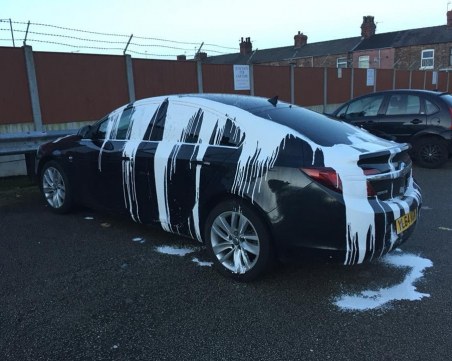 Да намериш колата си със залепени врати и излята вътре тиня?!