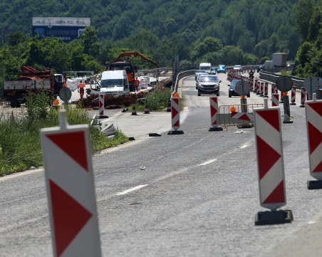 Катастрофа спря движението по АМ 