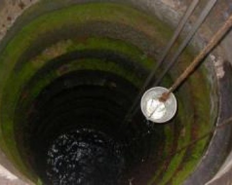 Момиченце падна в кладенец, баща му се хвърля да го спасява. И двамата загиват!