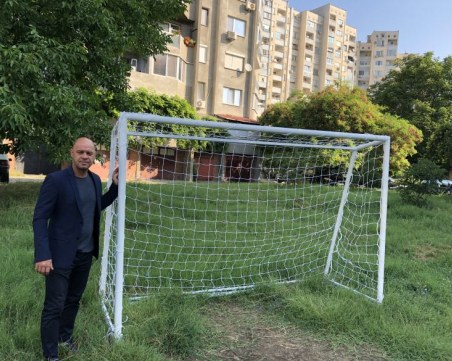 Нови врати за поредното футболно игрище в 