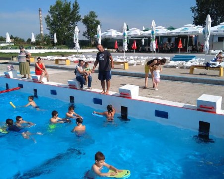 Обучават 50 деца по плуване в Асеновград