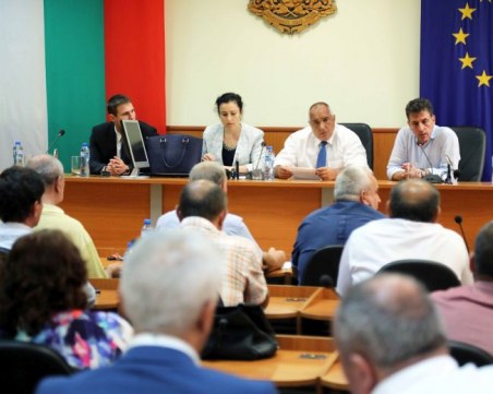 Премиерът и министър тушират напрежението в Пазарджик за прасетата