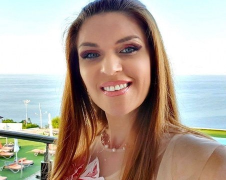 Цветелина издаде две нови книги! Певицата направи премиера на рождения й ден