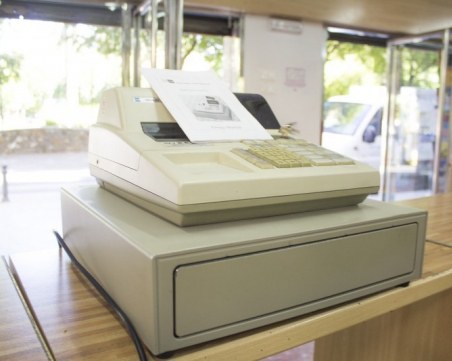 Въпреки жалбата: Наредбата за касовите апарати остава в сила