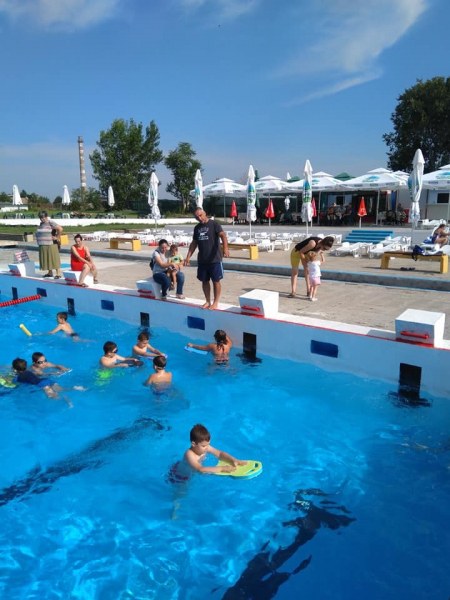 Обучават 50 деца по плуване в Асеновград