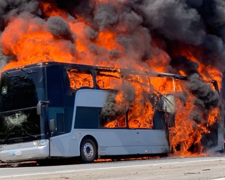 Автобус с деца се запали в движение между Бургас и Варна