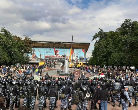 Близо 600 арестувани на протест в Москва