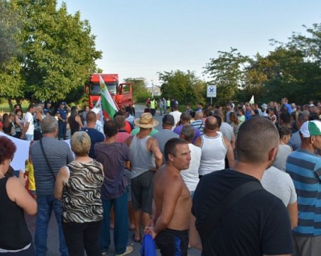 Блокада на пътя Сливен-Ямбол въпреки обещаните компенсации от премиера заради чумата