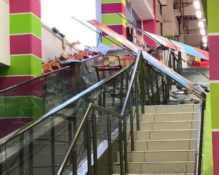 Буря срути ескалатор в Джъмбо, има пострадали