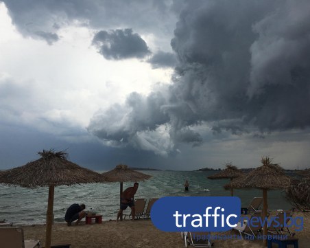 Драматично небе, буря и торнадо край наши черноморски курорти