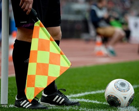 Куриоз! Английски съдия надува хармоника, вместо свирка