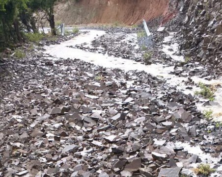 Туристи блокирани от свлачище в Родопите, организират спасителна акция