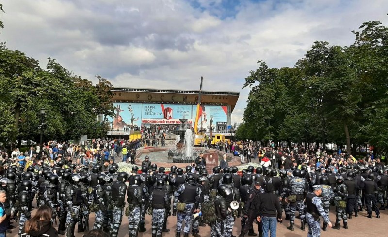 Близо 600 арестувани на протест в Москва