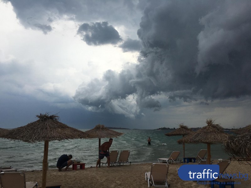 Драматично небе, буря и торнадо край наши черноморски курорти