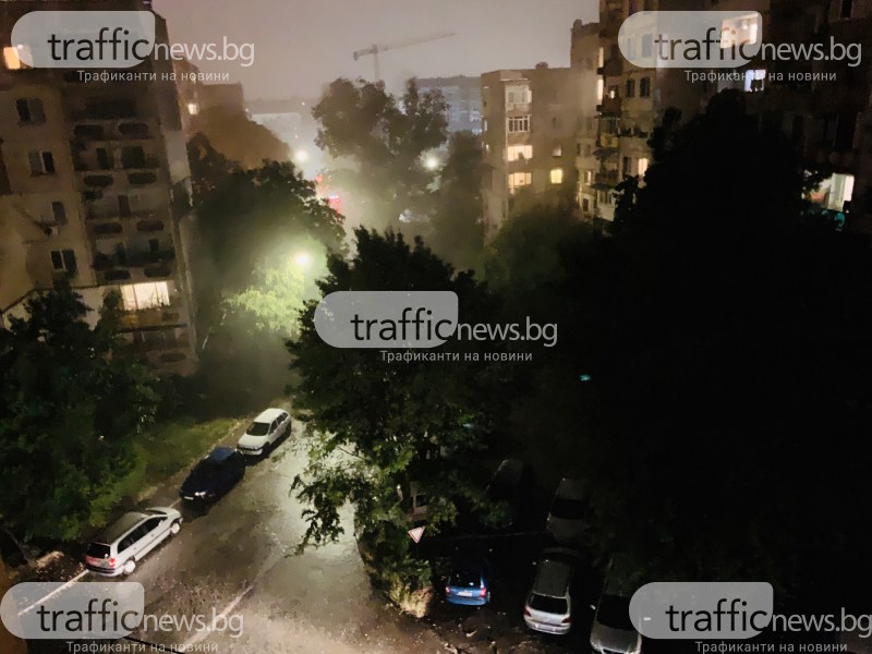 Мощна буря в Пловдив, порой се сипе в района
