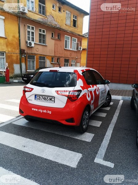 Нагло! Служебна кола се паркира на пешеходна пътека в Стара Загора