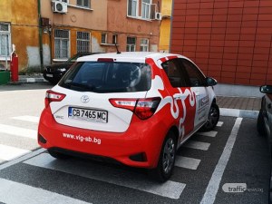 Нагло! Служебна кола се паркира на пешеходна пътека в Стара Загора