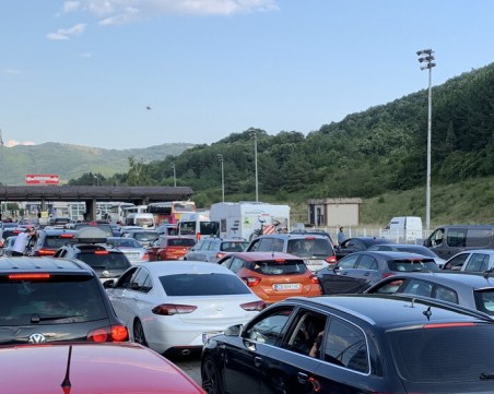 Километрична опашка на сръбско-българската граница, чака се часове