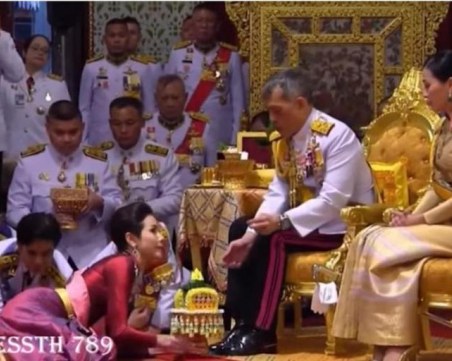 Кралят на Тайланд официално представи любовницата си пред погледа на кралицата