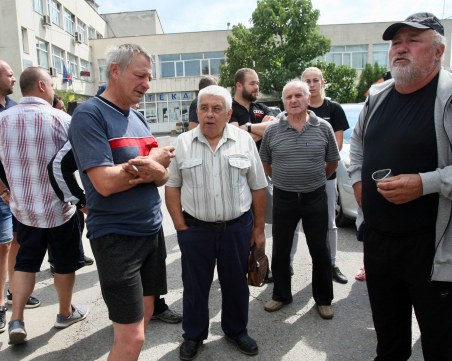 Няколко софийски села на протест, пазят домашните прасета