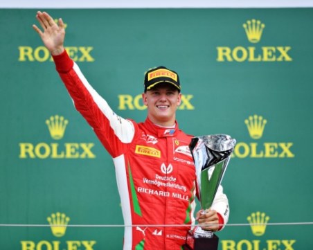 Синът на Шумахер грабна първа победа във Формула 2