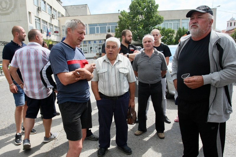 Няколко софийски села на протест, пазят домашните прасета