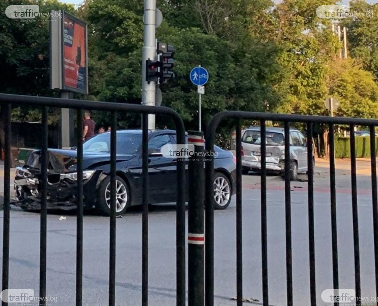 Нов сблъсък между два автомобила – този път на кръстовище в Пловдив