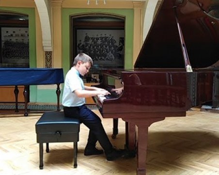 Невероятен успех! 7-годишен пловдивчанин със златен медал на 