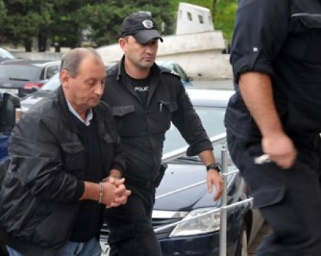 Опипвал ли е директорът на училище 14-годишно момиче, или е паднал в капана на бащата - това ще реши съдът