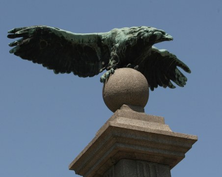 Отдавна забравена тоалетна до Орлов мост в София, продадена на частник преди 16 г..