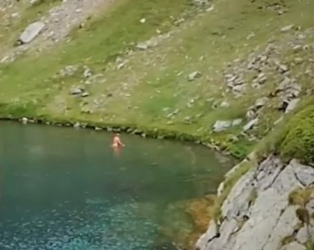 Първобитност? Мъж по бански се изкъпа в едно от седемте рилски езера