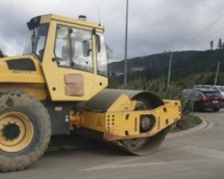 Разярен мъж смачка автомобили с пътен валяк