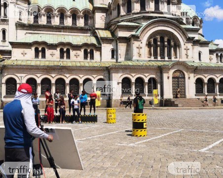 Индийско тв шоу пред столичния храм 