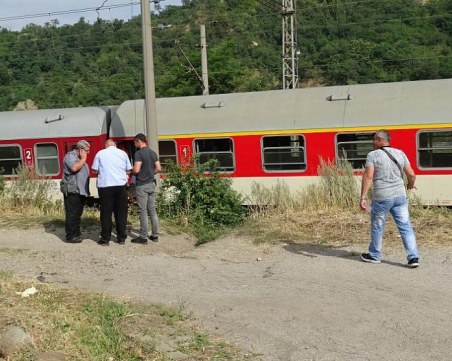 Тежък сблъсък между камион и влак край Троян