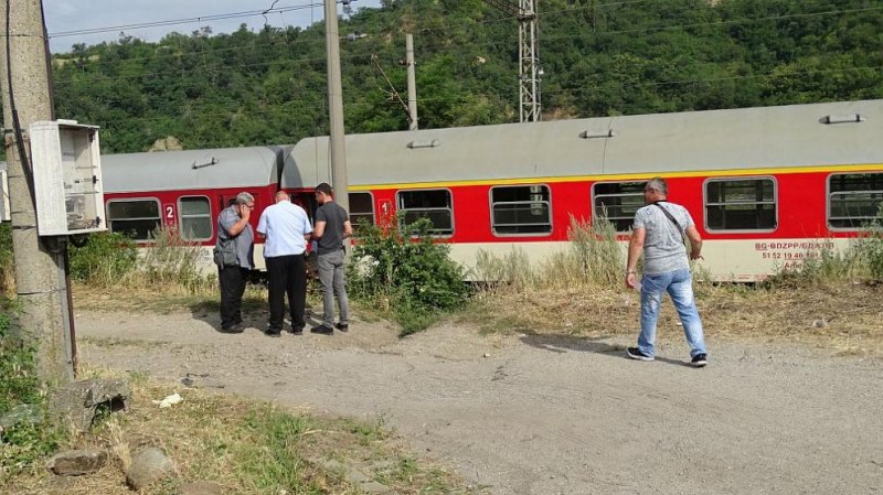 Тежък сблъсък между камион и влак край Троян