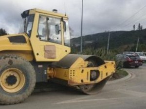 Разярен мъж смачка автомобили с пътен валяк