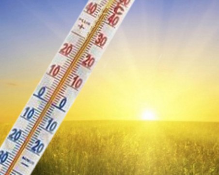 Градусите пълзят нагоре, днес гонят 36